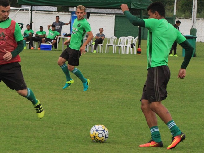 O meia Julio Rush (no centro) é uma das novidades contra a Ponte. | /Coritiba/Divulgação