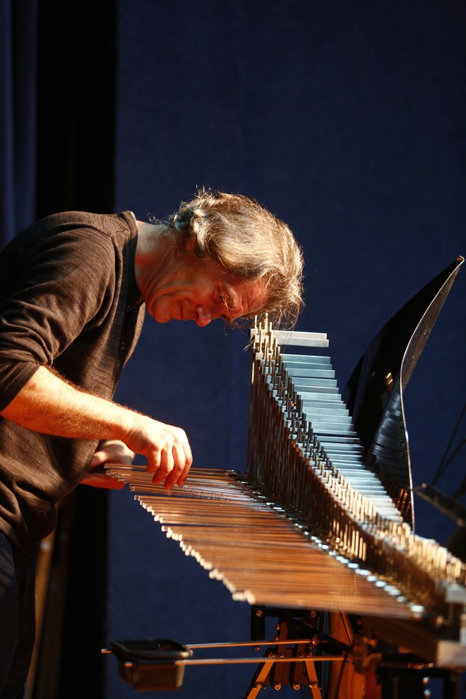 O músico francês Michel Deneuve afina o Cristal Baschet no palco do teatro da Caixa Cultural | Aniele Nascimento/Gazeta do Povo