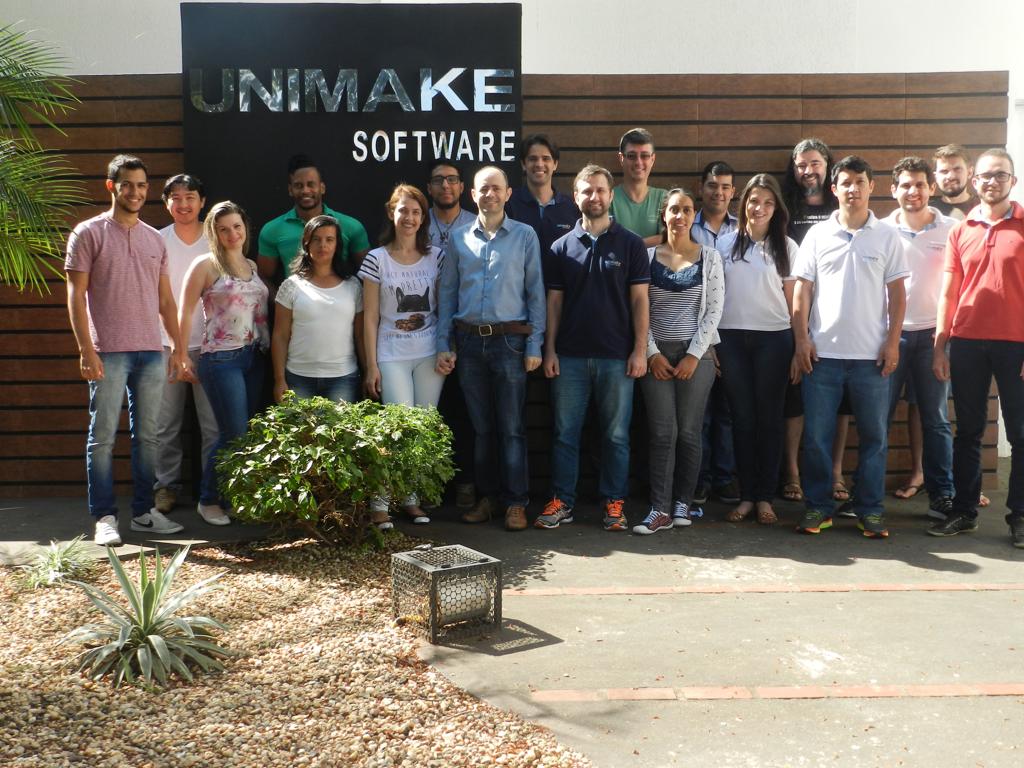 Equipe da Unimake é dividida igualmente entre profissionais de tecnologia e de áreas multidisciplinares. | Divulgação
