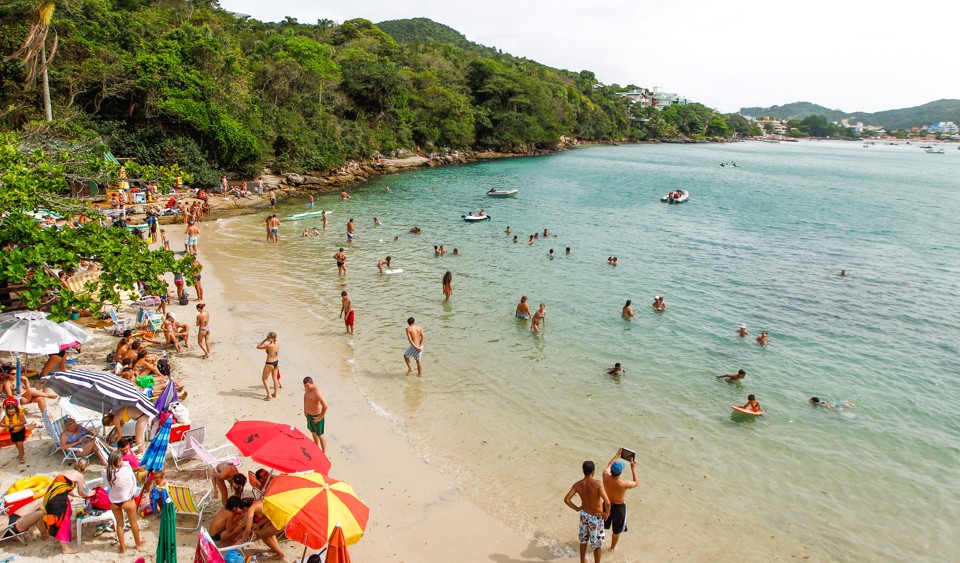 Praia da Sepultura, em Bombinhas: cidade cobra taxa de preservação ambiental, mas não é a única no Brasil | Daniel Castellano/Gazeta do Povo