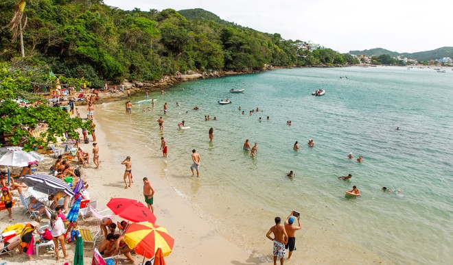 Praia da Sepultura, em Bombinhas: cidade cobra taxa de preservação ambiental, mas não é a única no Brasil | Daniel Castellano/Gazeta do Povo