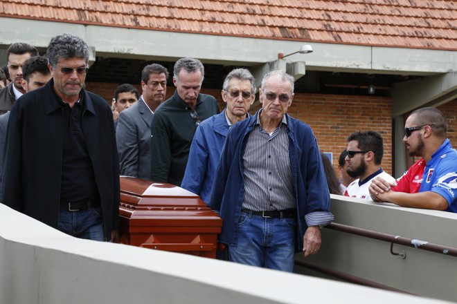 De preto, à esquerda, o ex-jogador do Coritiba Ademir Alcântara, conduzindo o caixão de Caio Jr. | Aniele Nascimento/Gazeta do Povo