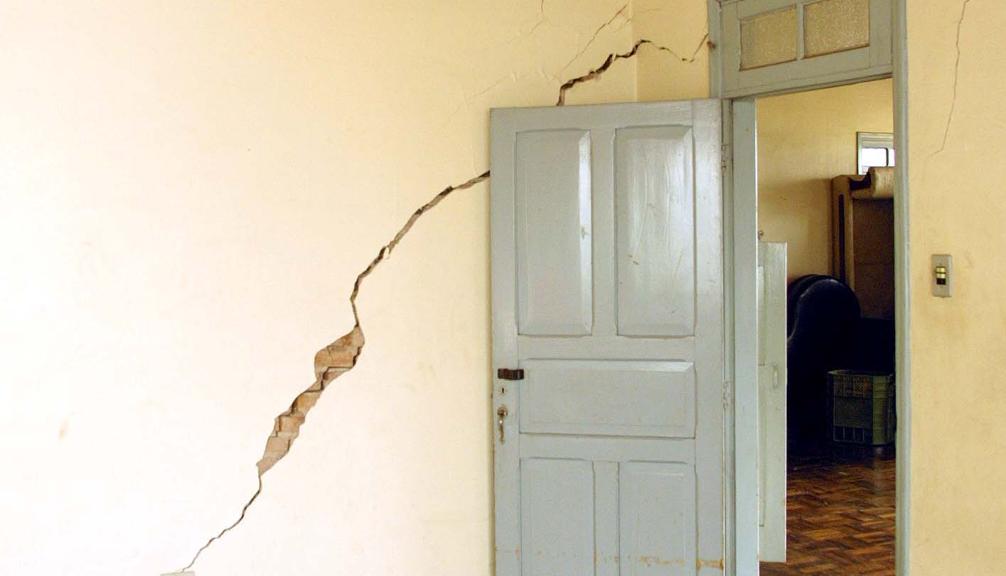 Albergue noturno de Londrina com rachaduras após o início dos abalos | Ronaldo Ronan Rufino/Gazeta do Povo