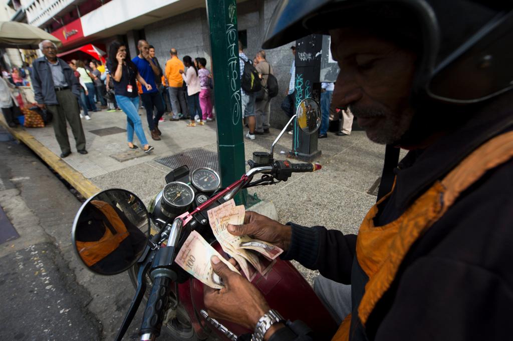 Notas de 100 bolívares  desencadearam caos bancário na Venezuela | FEDERICO PARRA/AFP