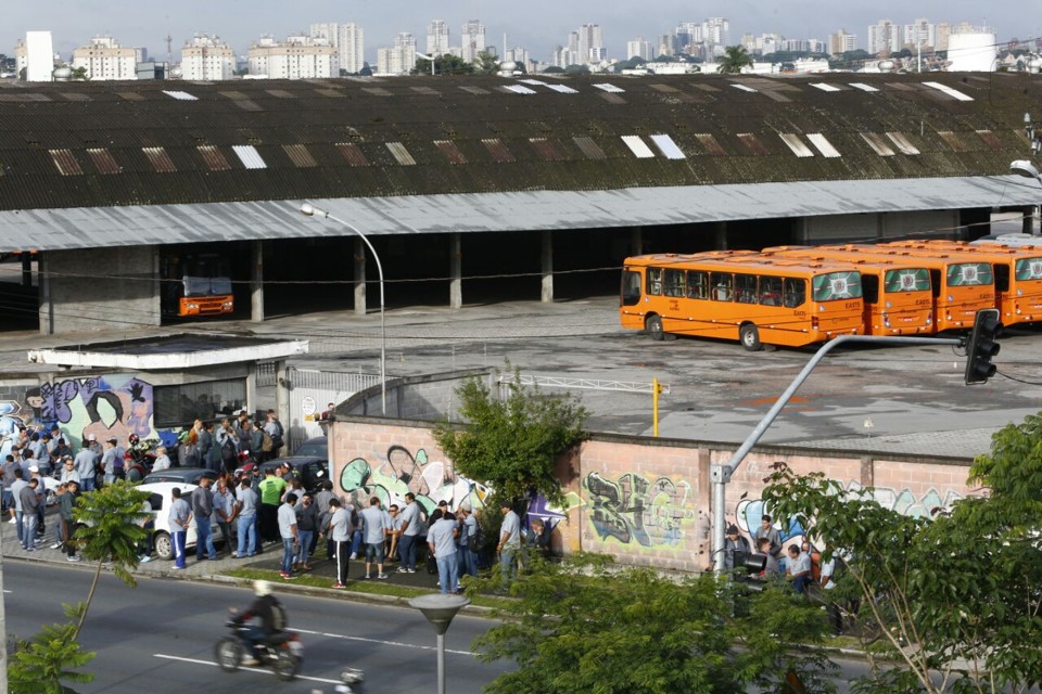 Nenhum ônibus deixou a garagem da empresa São José Filial, em Curitiba, na manhã desta quarta-feira (21) | Aniele Nascimento/Gazeta do Povo