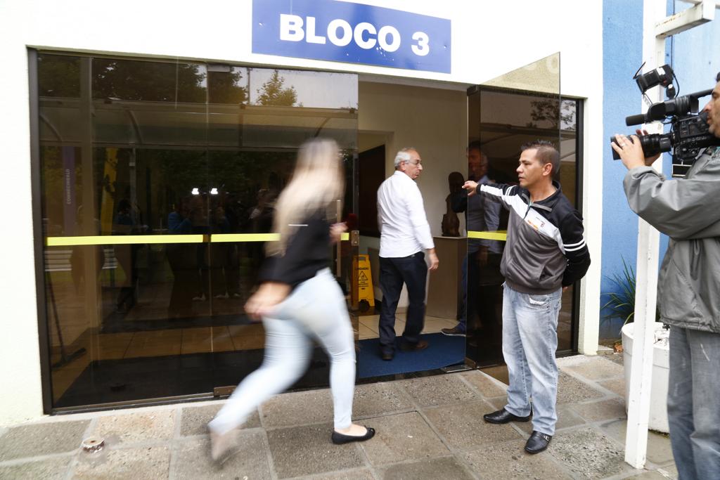 Candidatos se apressam para não perder o horário em um dos locais de prova em Curitiba | Aniele Nascimento/Gazeta do Povo