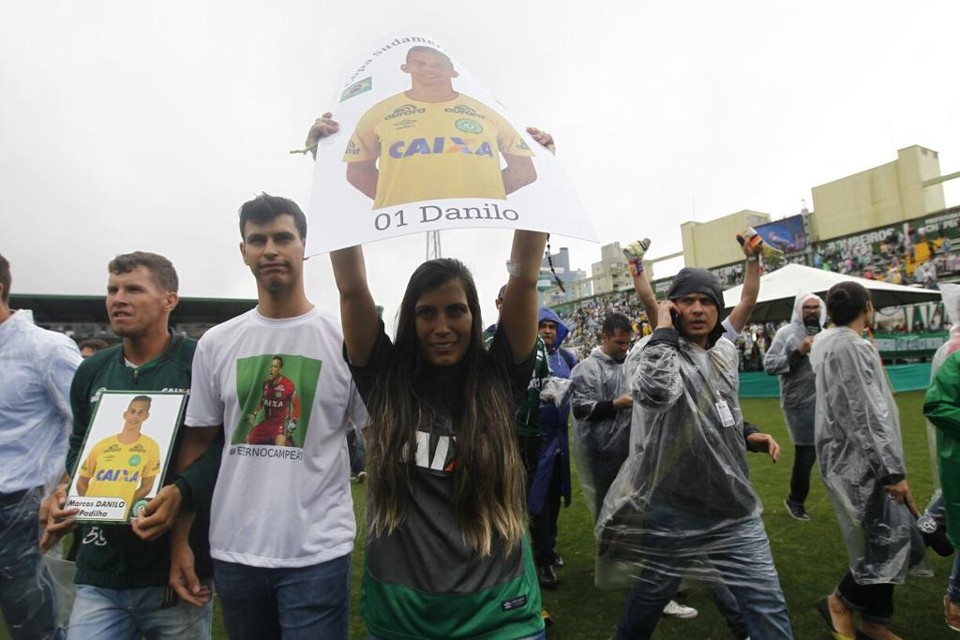 Família do goleiro Danilo após o velório na Arena Condá. | Jonathan Campos/Gazeta do Povo