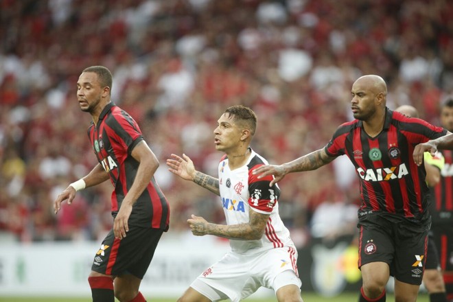 Thiago Heleno e Hernani na marcação de Paolo Guerrero. | Marcelo Andrade/Gazeta do Povo
