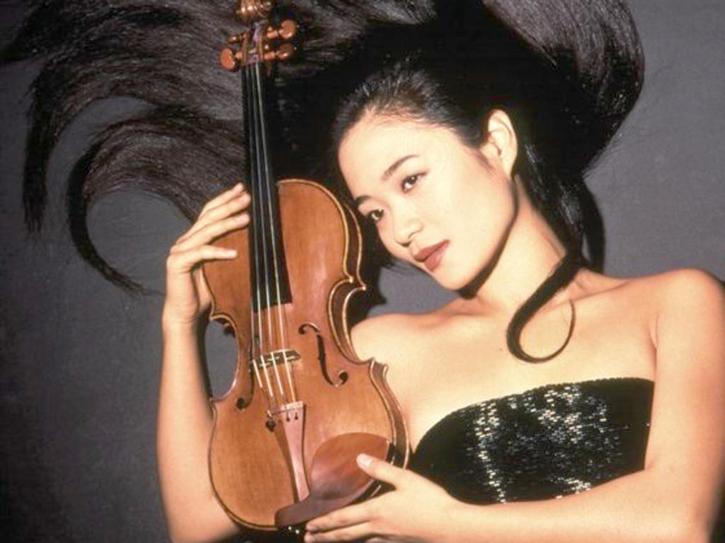 A violinista Chee-Yun com seu violino de supostamente três séculos de vida | Divulgação
