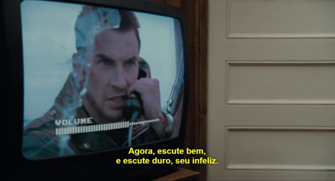O processo de produção das legendas não é apenas traduzir mecanicamente o idioma. Neste caso, “listen hard” foi traduzido literalmente |