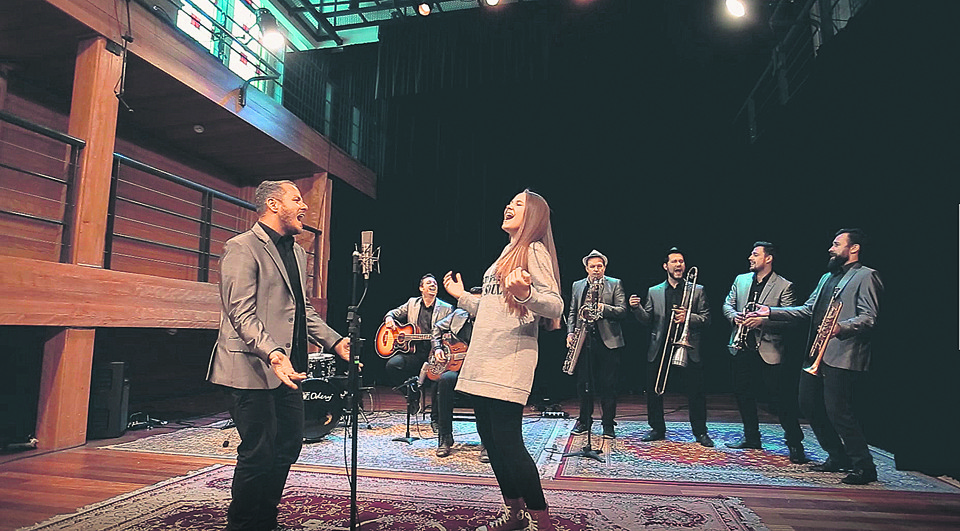 Os intérpretes são Franco Calgaro (Big Time Orchestra) e a cantora Carol Passos na gravação do primeiro episódio | Divulgação/FCC