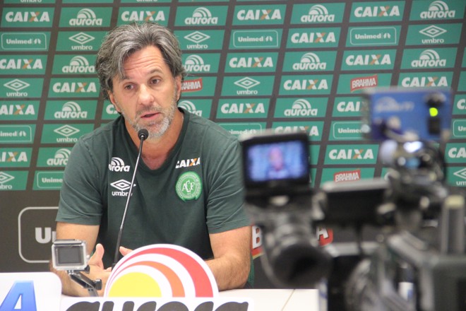Caio Jr dá entrevista no comando da Chapecoense. | Chapecoense/Divulgação