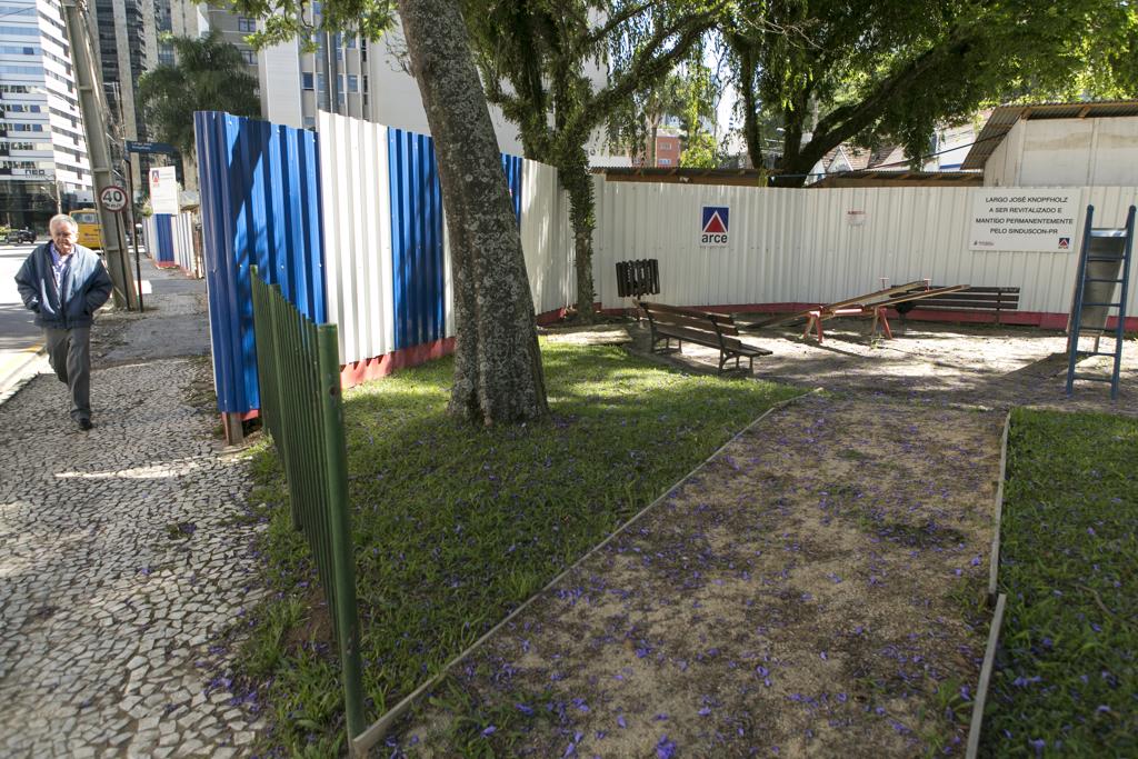 Largo José Knopfholz, no Centro Cívico, será mantido pelo Sinduscon-PR, que está ampliando a sua sede logo ao lado do espaço. | Marcelo Andrade/Gazeta do Povo