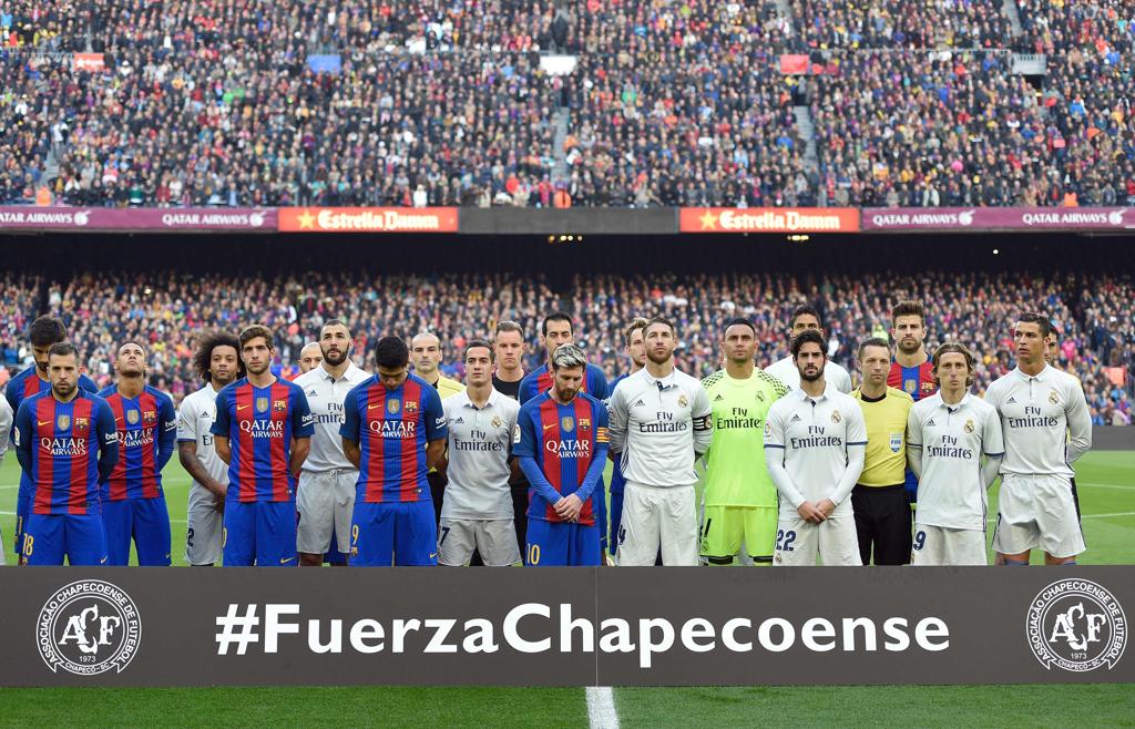 Jogadores de Barcelona e Chapecoense prestaram homenagem à Chapecoense | LLUIS GENE/AFP