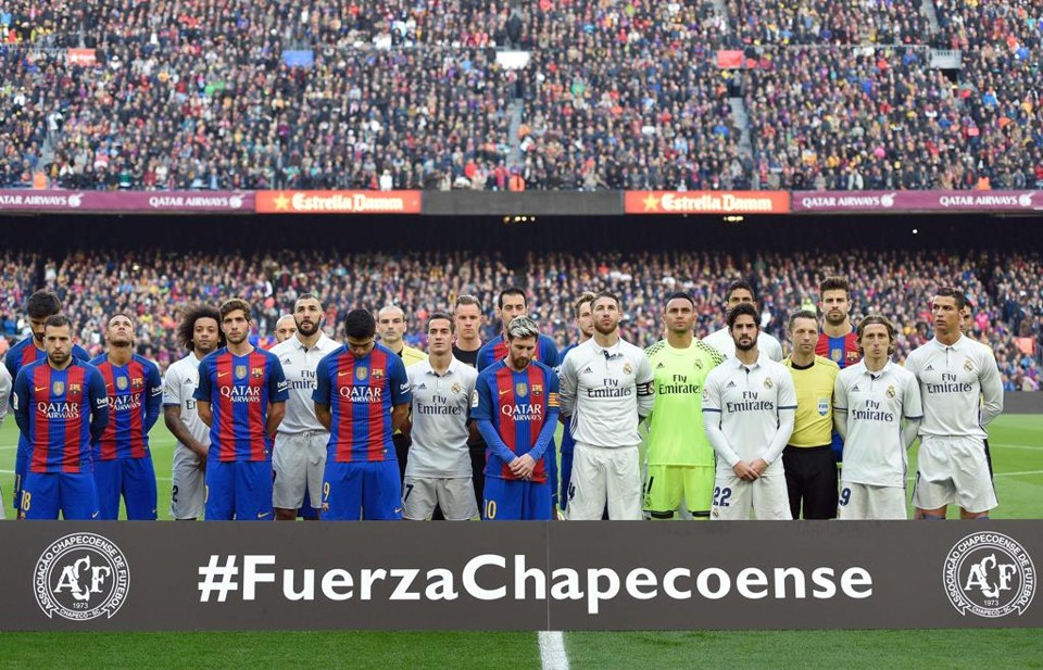 Jogadores de Barcelona e Chapecoense prestaram homenagem à Chapecoense | LLUIS GENE/AFP