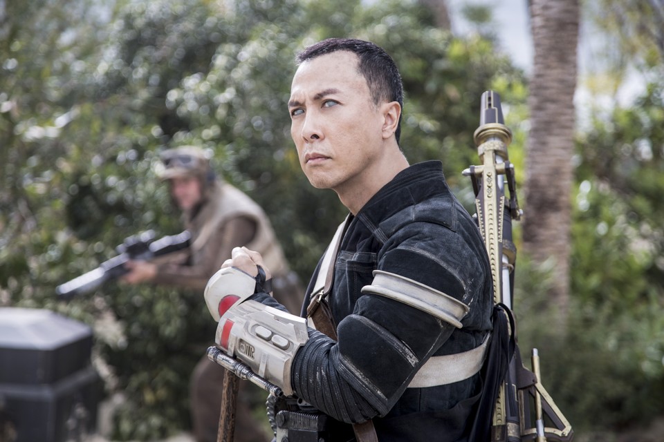 A atuação do elenco (Donnie Yen na foto) garante que, ao final de “Rogue One”, teremos testemunhado os feitos lendários do mundo de “Star Wars” | Jonathan Olley/Lucasfilm-Walt Disney Studios /Divulgação