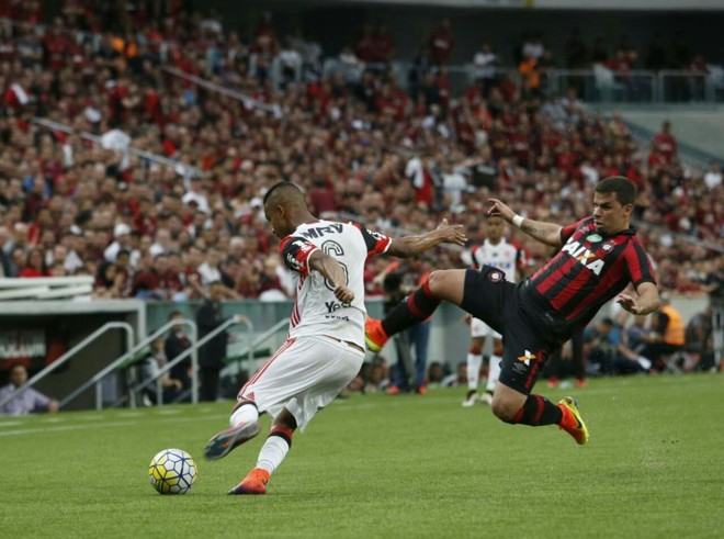 André Lima tenta desarmar lateral do Flamengo. | Marcelo Andrade/Gazeta do Povo