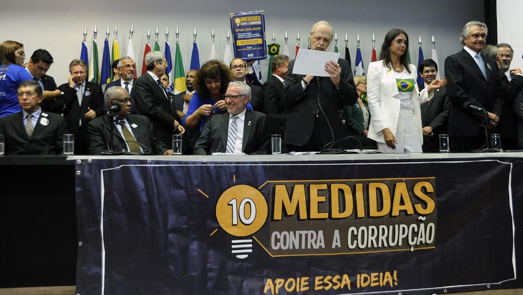 Mais de 2 milhões de assinaturas foram entregues ao Congresso junto ao texto das 10 Medidas Contra a Corrupção em março de 2016. | Alex Ferreira/Câmara dos Deputados