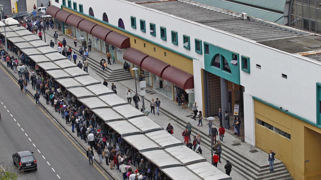 Na Praça Rui Barbosa, algumas das dicas do guia da Nacto são seguidas: os pontos tem cobertura; informam a que linha pertencem; e trazem informações sobre o trajeto dessas linhas. Mas a adequação entre espaço de espera e tempo de espera muitas vezes deixa a desejar. | Jonathan Campos/Gazeta do Povo