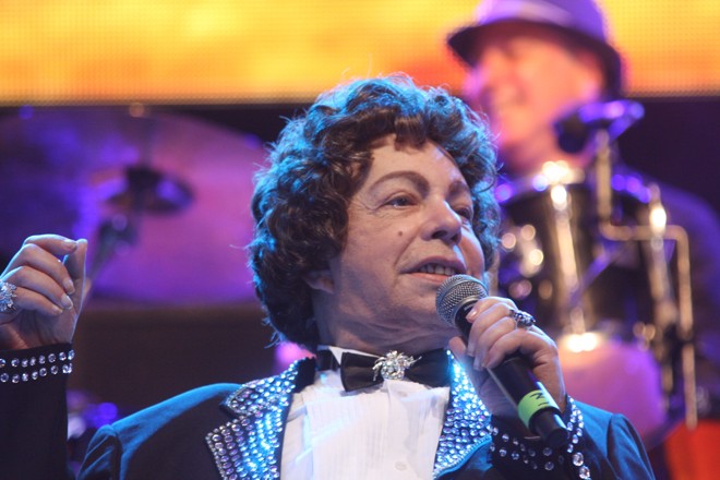 Durante uma turnê nacional, o cantor Cauby Peixoto morreu , aos 85 anos, devido a uma pneumonia. | Marcos Borges /Agência Brasil