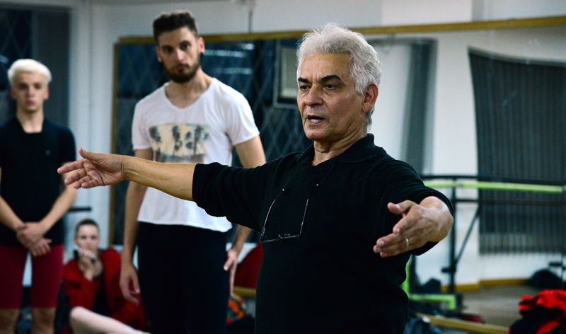 O coreógrafo  durante ensaio da Companhia de Dança Masculina Jair Moraes, primeiro grupo exclusivamente para homens do Brasil , criado em 2003. | Divulgação/CCTG