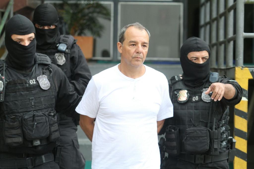 Sérgio Cabral chegou a Curitiba por volta das 16h deste sábado (10). | Rodrigo Félix /Gazeta do Povo
