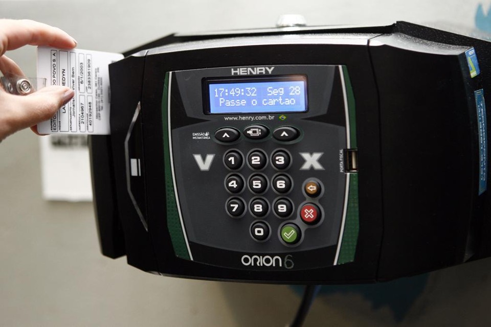 Especialistas em direito do trabalho apontam como “temerária” alteração nas normas para registro de ponto. | Hedeson Alves/Gazeta do Povo