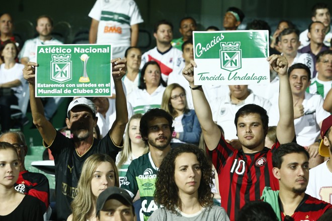 Torcedores demonstram apoio ao Atlético Nacional, clube colombiano que abriu mão do título da Sul-Americana. | Hugo Harada/Gazeta do Povo