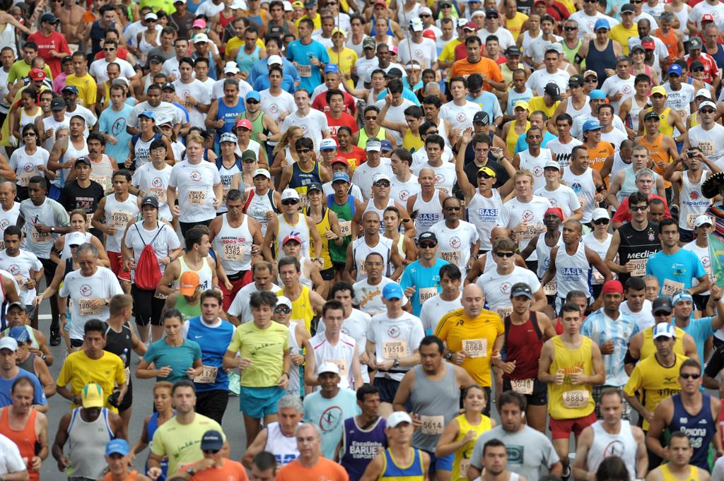 No total 30 mil atletas disputarão a São Silvestre em 2016. | NELSON ALMEIDA/AFP