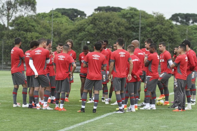 Elenco do Atlético reunido antes de treino no CT do Caju, na preparação para o último jogo do ano. | Rodrigo Felix Leal/Gazeta do Povo