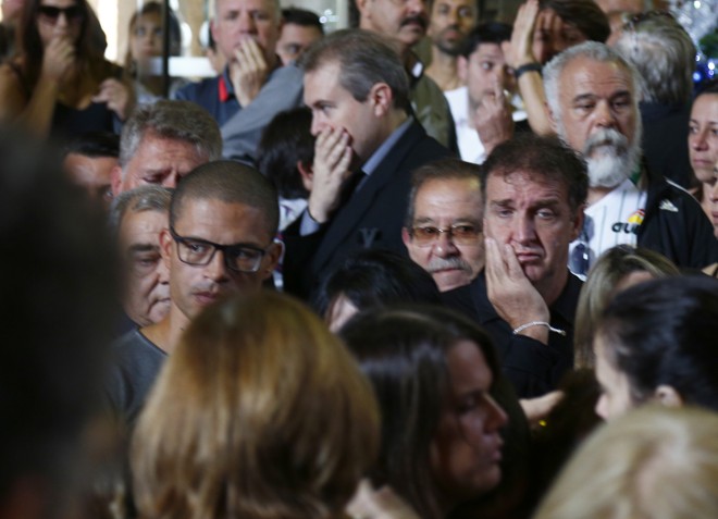 Os curitibanos Alex, ídolo do Coritiba, e o técnico do Palmeiras Cuca, foram homenagear Caio Jr. | Aniele Nascimento/Gazeta do Povo
