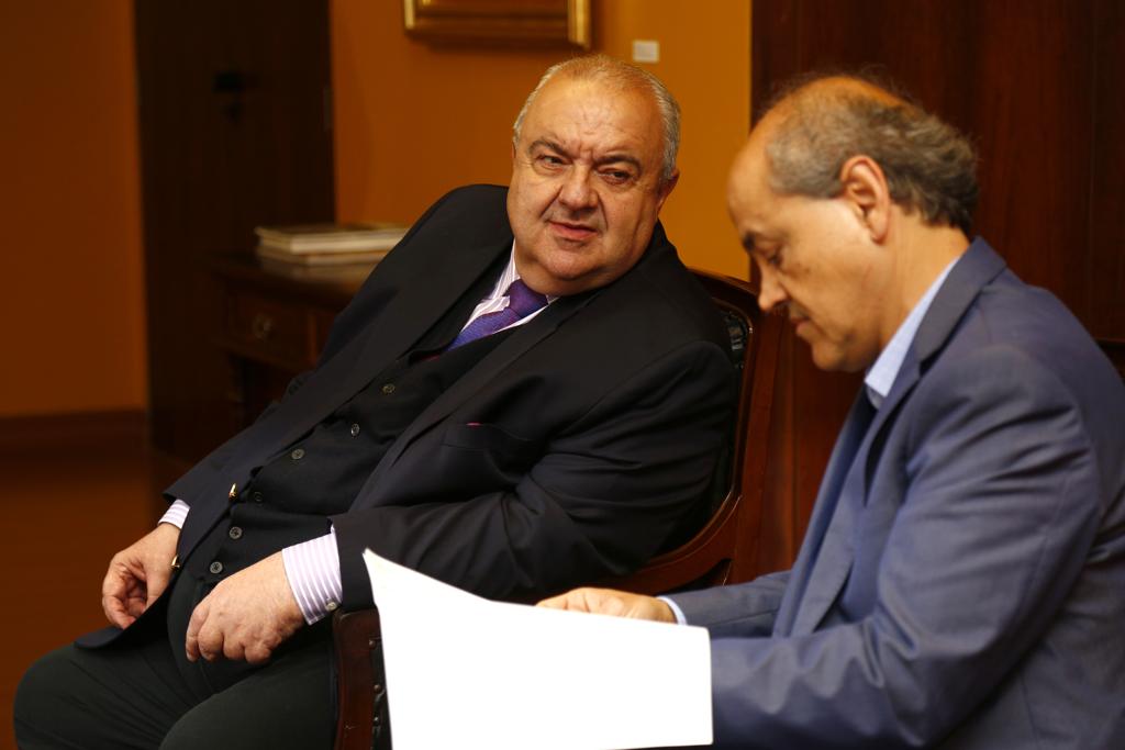 Fruet nega que vá deixar salários atrasados para Greca pagar. | Aniele Nascimento/Gazeta do Povo