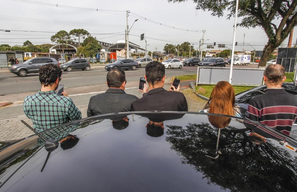 Motoristas do Uber em Curitiba montaram uma pequena associação para se proteger de ataques | Daniel Castellano/Gazeta do Povo