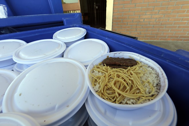 Cardápio: arroz, feijão, macarrão sem molho e carne | Albari Rosa/Gazeta do Povo