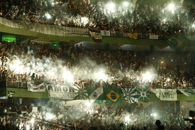 Com as luzes do estádio apagadas, as luzes e a emoção saíram da arquibancada. | Hugo Harada/Gazeta do Povo