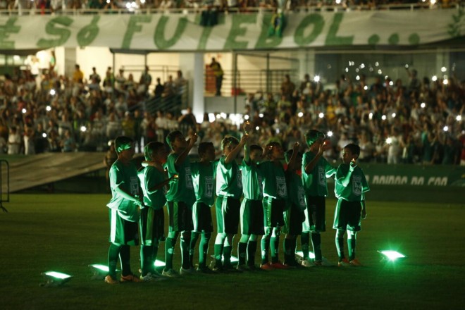 As crianças simbolizaram o renascimento da Chape. | Hugo Harada/Gazeta do Povo
