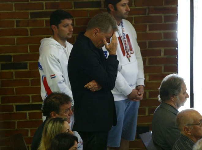 Técnico do Atlético Paulo Autuori reza durante ceimônia a Caio Jr. | Aniele Nascimento/Gazeta do Povo