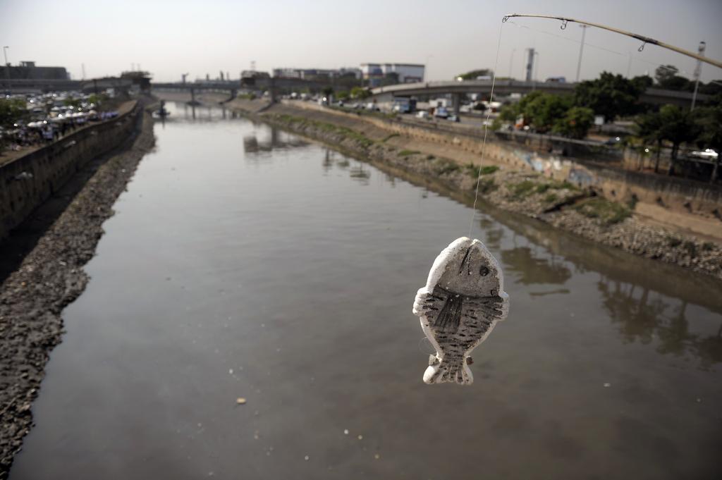 Peixe de “mentira” é retirado das águas poluídas do Tietê. Mas essa não é a única realidade nos mais de mil quilômetros de extensão do rio. | ml/mm/MAURICIO LIMA