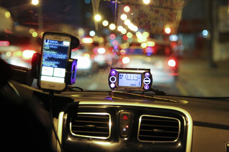 Em período em que o serviço ficaria mais caro para a população, concorrência acabou reduzindo os preços | Daniel Castellano/Gazeta do Povo