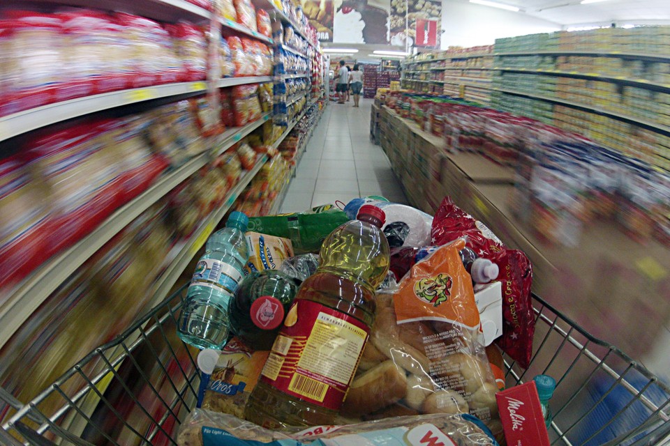 Carrinho de supermercado: inflação tende a baixar em 2017. | Albari Rosa/Gazeta do Povo