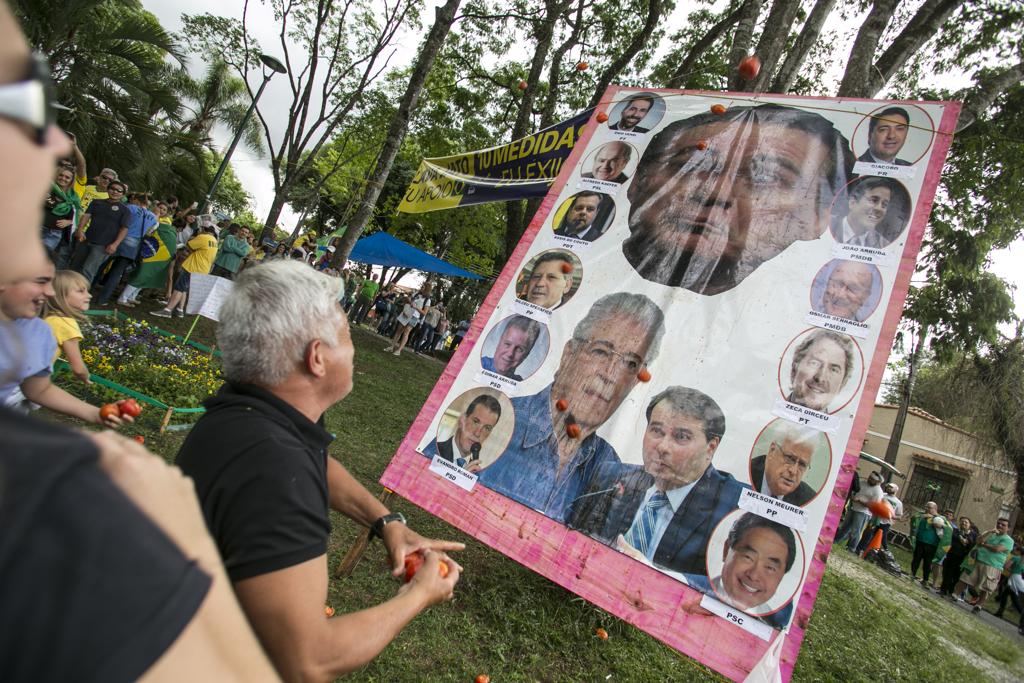Requião foi um dos alvos do painel em que os manifestantes atiraram tomates | Marcelo Andrade/Gazeta do Povo