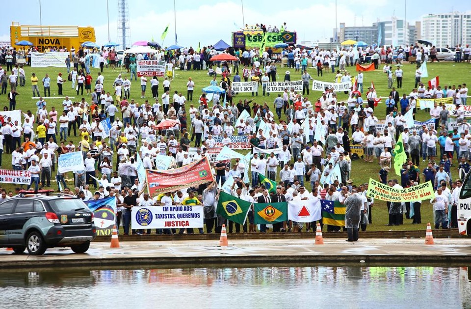 Mesmo pressionado por taxistas de várias cidades do país, o presidente da Câmara, Rodrigo Maia (DEM-RJ), desistiu de votar a regulamentação do Uber e similares por falta de consenso sobre o tema. | Gilmar Felix/Câmara dos Deputados