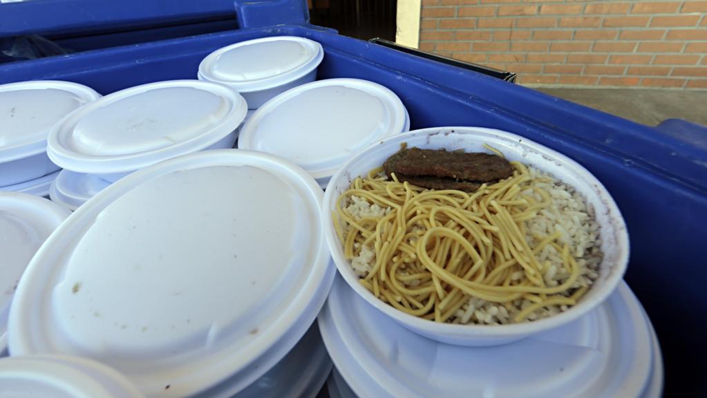 Cardápio não varia muito do arroz, feijão, macarrão e carne. | Albari Rosa/Gazeta do Povo