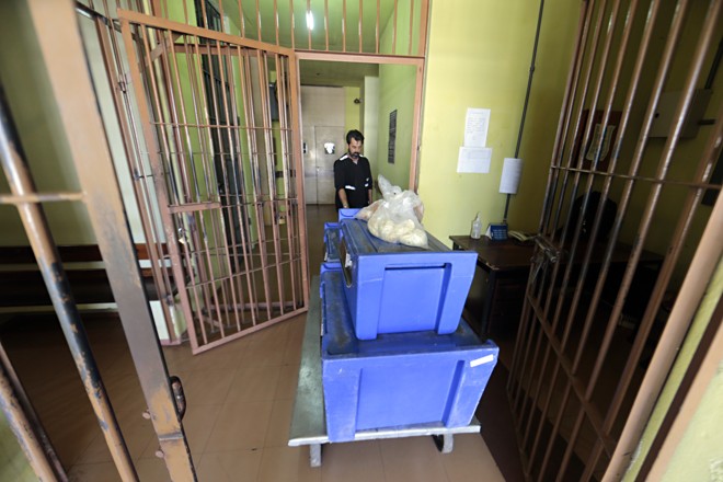 Agente penitenciário conduz marmitas para dentro da unidade | Albari Rosa/Gazeta do Povo