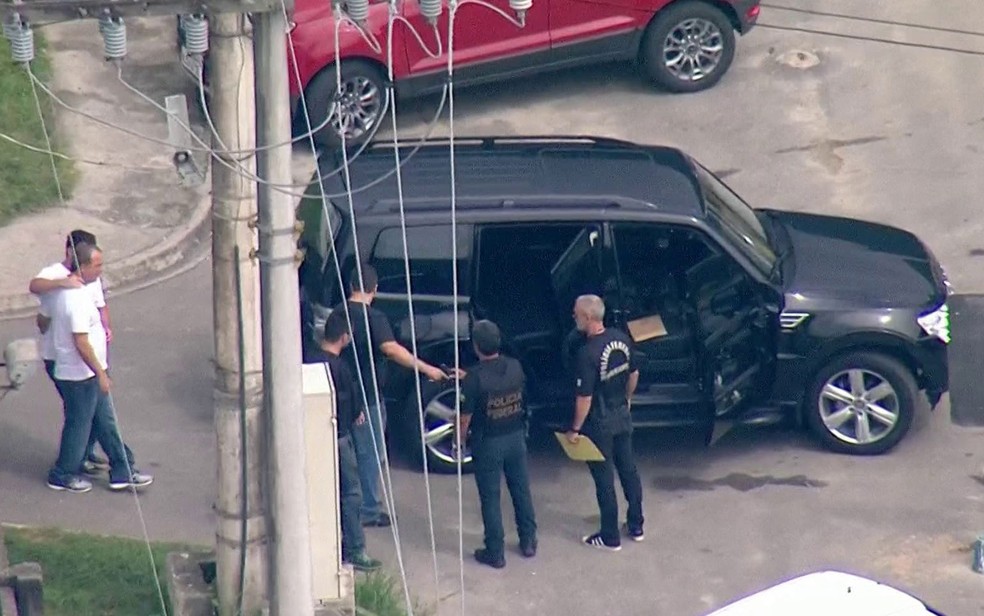 Cabral pouco antes de entrar no carro, no Rio de Janeiro, a caminho da base aérea do Galeão . | Reprodução/TV Globo