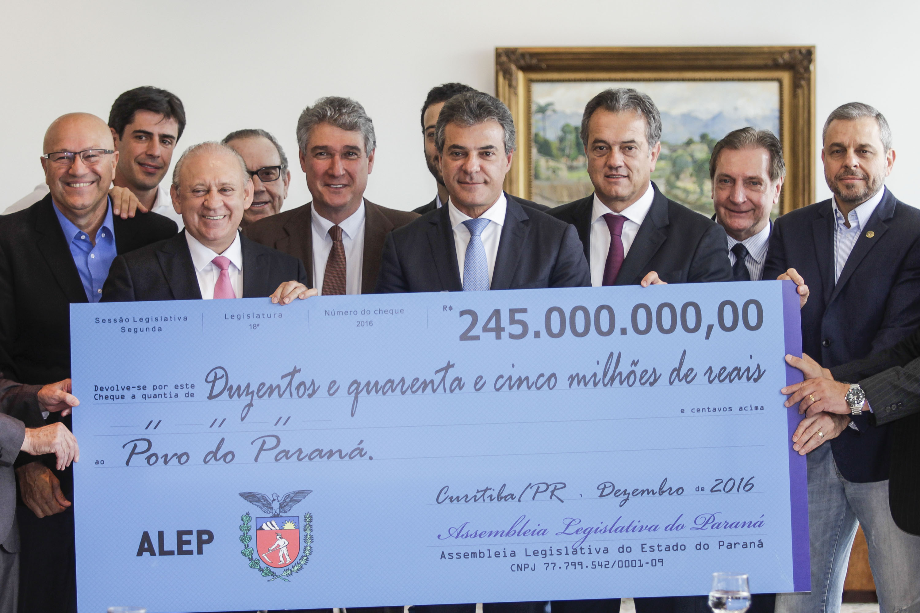Em cerimônia com cheque e tudo, Assembleia devolve sobra orçamentária ao governo do Paraná | Pedro Ribas/ANPr