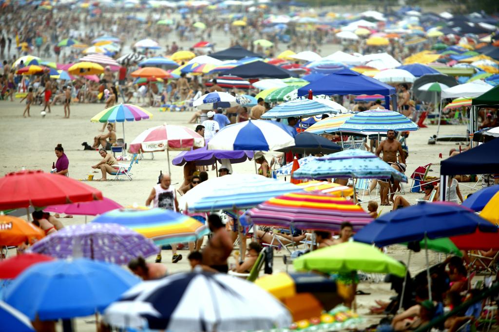 Matinhos teve dia de praia lotada, ainda que o céu tenha permanecido nublado | Lineu Filho/Gazeta do Povo