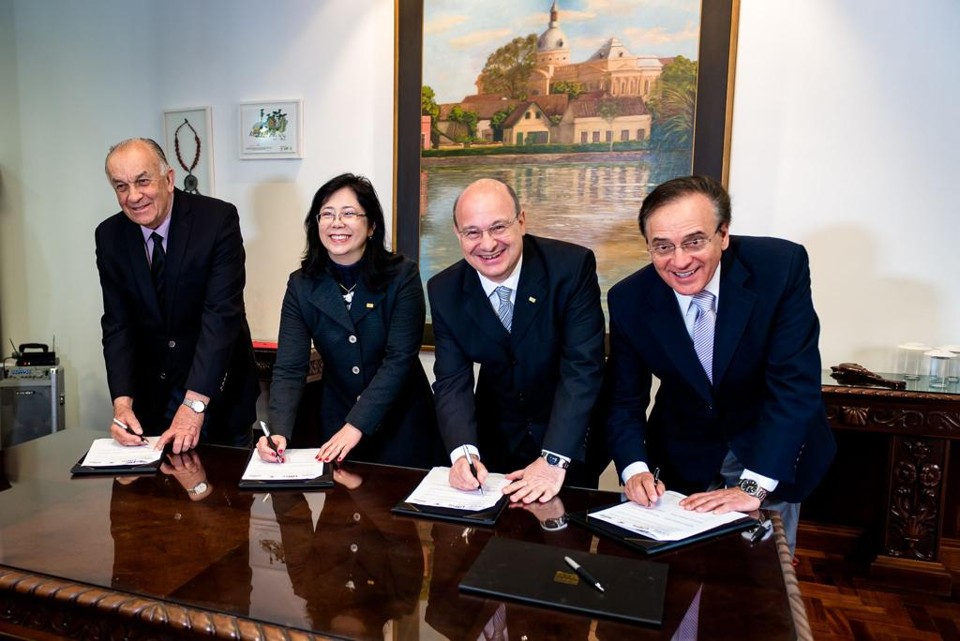O reitor da PUC-PR, Waldemiro Gremski, a vice-reitora da UTFPR, Vanessa Ishikawa Rasoto, o reitor da UFPR, Zaki Akel Sobrinho, e o reitor da UP, José Pio Martins | Marcos Solivan /UFPR