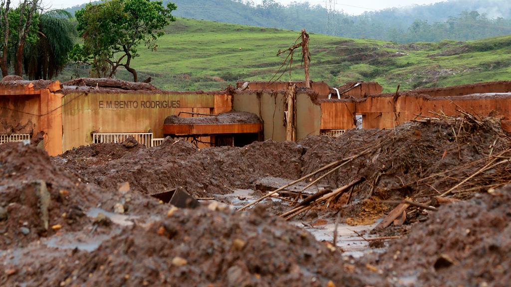 Mar de lama no distrito de Bento Rodrigues, em Mariana, dias após o rompimento da barragem da Samarco | Rogério Alves/TV Senado/Fotos Públicas