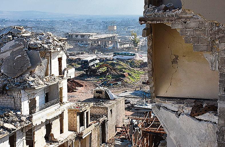 Ônibus trabalham para retirar moradores de Aleppo. | George Ourfalian/AFP